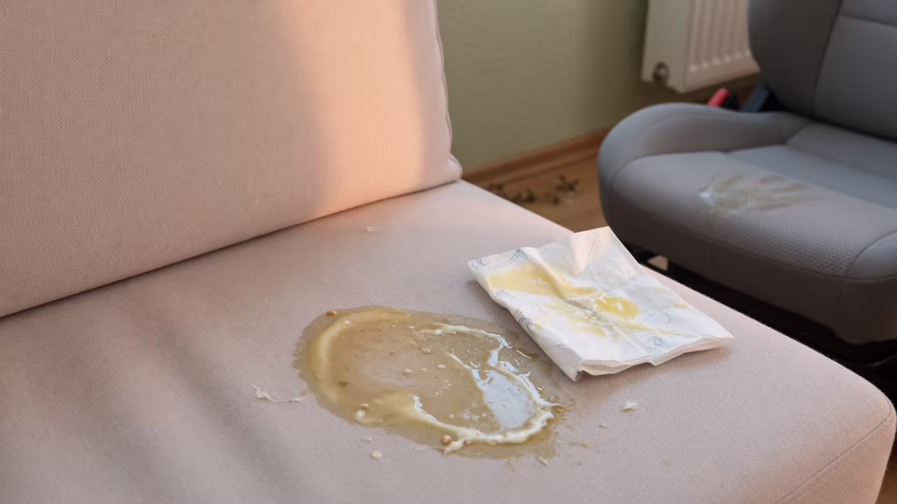 Sofa i fotel samochodowy po festynie pierogowym — ślad tłustej plamy na tkaninie sofy